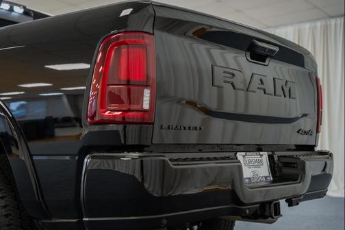 Diamond Black Crystal Pearlcoat 2025 RAM 2500 Limited Crew Cab 4x4 6'4' Box
