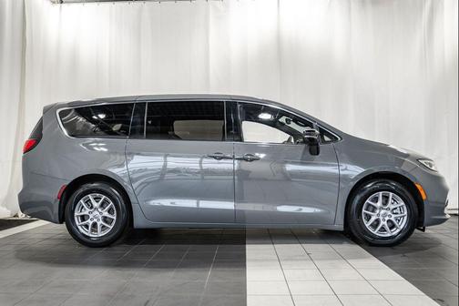 Ceramic Gray Clearcoat 2025 Chrysler Pacifica L