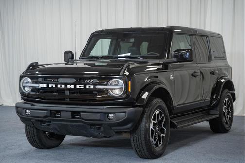 SHADOW BLACK 2025 Ford Bronco Outer Banks