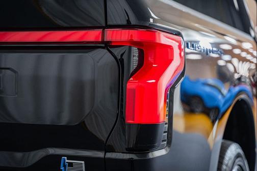 AGATE BLACK METALLIC 2022 Ford F-150 Lightning Platinum
