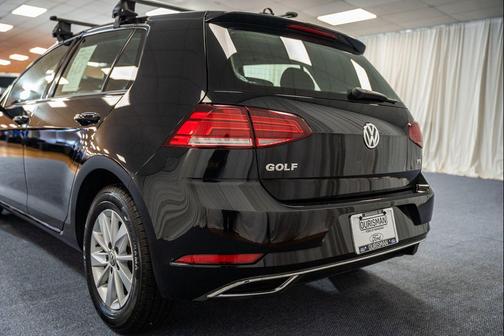 Deep Black Pearl Metallic 2018 Volkswagen Golf TSI SE