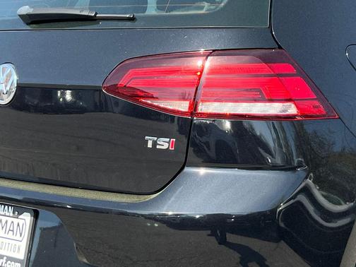 Deep Black Pearl Metallic 2018 Volkswagen Golf TSI SE