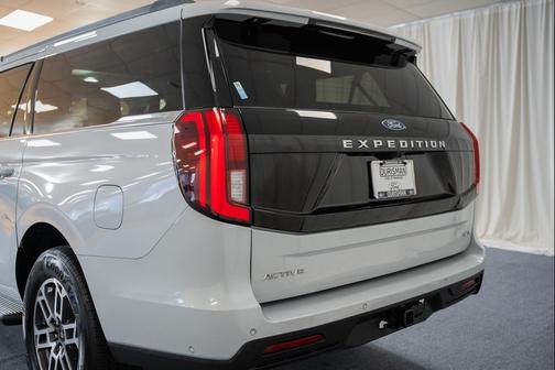 Space Silver Metallic 2025 Ford Expedition Max Active 4x2