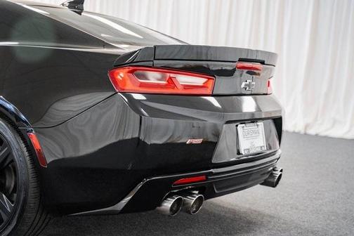 Photo 5 of 33 of 2017 Chevrolet Camaro 1LT