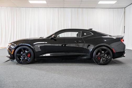 Photo 4 of 33 of 2017 Chevrolet Camaro 1LT