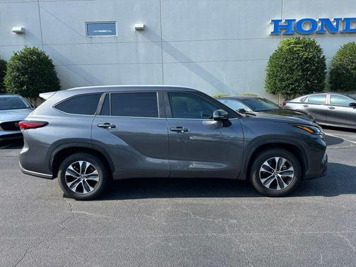 Magnetic Gray Metallic 2023 Toyota Highlander XLE
