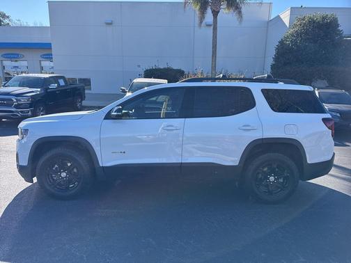 2023 GMC Acadia AT4