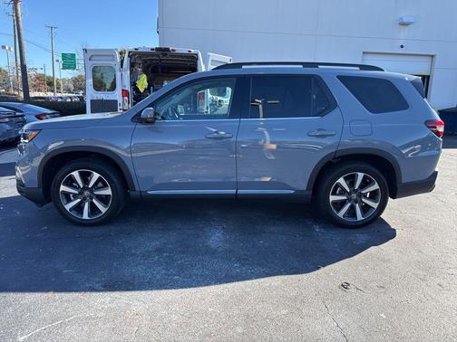 2025 Honda Pilot Touring 8-Passenger