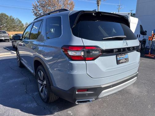 2025 Honda Pilot Touring 8-Passenger