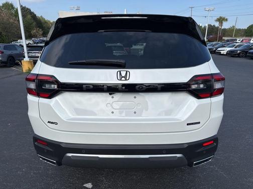 Platinum White Pearl 2026 Honda Pilot Touring 8-Passenger