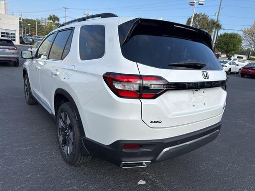 Platinum White Pearl 2026 Honda Pilot Touring 8-Passenger