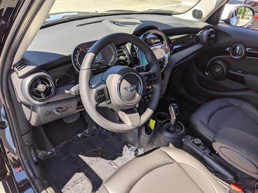 Photo 3 of 18 of 2022 MINI Hardtop Cooper