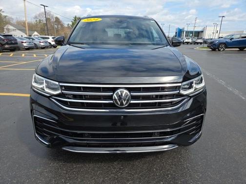 Deep Black Pearl Effect 2024 Volkswagen Tiguan 2.0T SEL R-Line