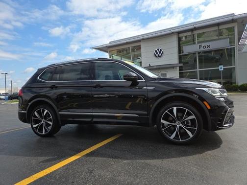 Deep Black Pearl Effect 2024 Volkswagen Tiguan 2.0T SEL R-Line
