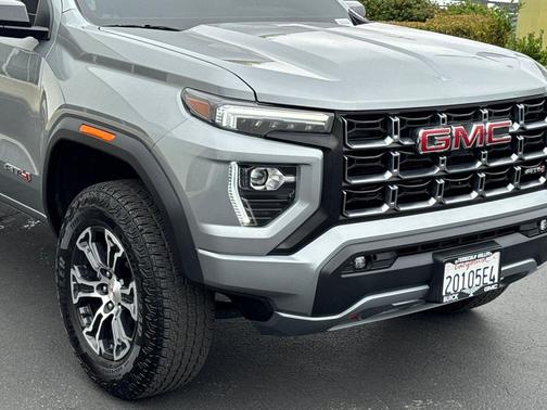 Sterling Metallic 2025 GMC Canyon AT4