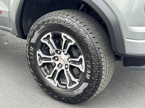 Sterling Metallic 2025 GMC Canyon AT4