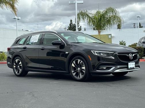 Ebony Twilight Metallic 2018 Buick Regal TourX Preferred