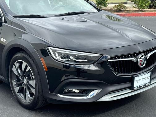 Ebony Twilight Metallic 2018 Buick Regal TourX Preferred