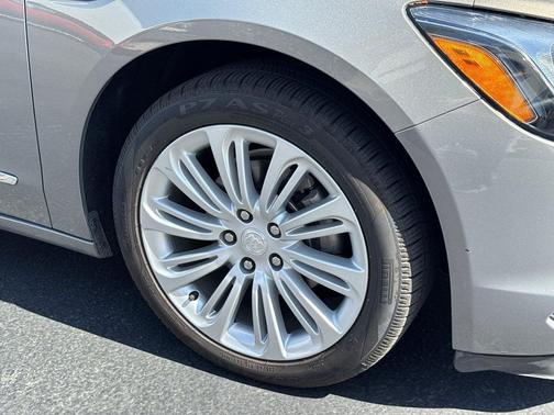 Pepperdust Metallic 2019 Buick LaCrosse Essence
