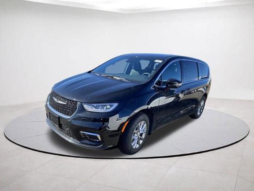 Diamond Black 2026 Chrysler Pacifica Select