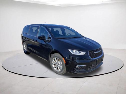 Diamond Black 2026 Chrysler Pacifica Select