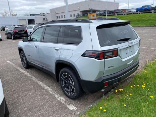 Silver Zynith Clearcoat 2026 Jeep Cherokee LAREDO/LIMITED
