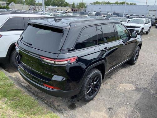 2025 Jeep Grand Cherokee Laredo