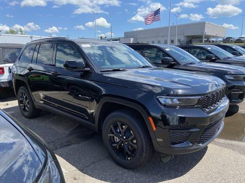 2025 Jeep Grand Cherokee Laredo