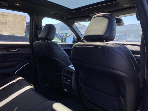 Bright White Clearcoat 2026 Jeep Grand Cherokee Limited