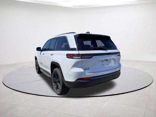 Bright White Clearcoat 2026 Jeep Grand Cherokee Limited