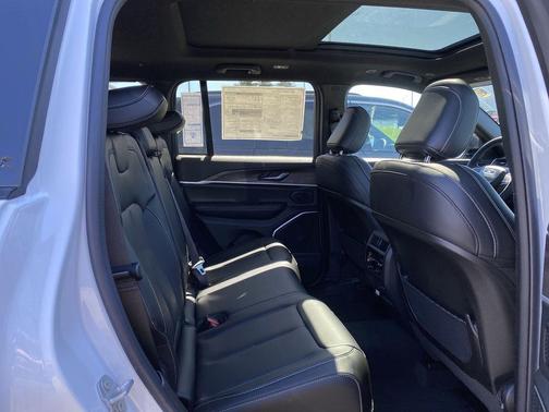Bright White Clearcoat 2026 Jeep Grand Cherokee Limited