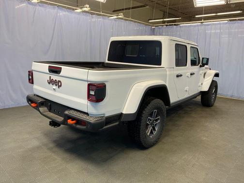 Bright White Clearcoat 2026 Jeep Gladiator Mojave