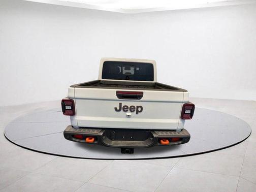 Bright White Clearcoat 2026 Jeep Gladiator Mojave