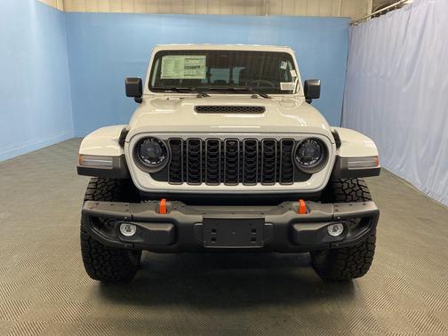 Bright White Clearcoat 2026 Jeep Gladiator Mojave