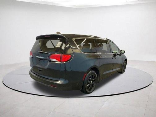 Brilliant Black Crystal Pearlcoat 2022 Chrysler Voyager LX