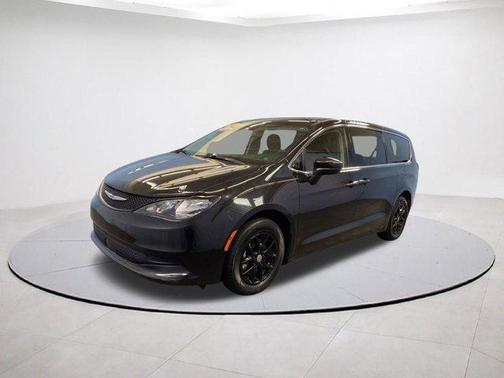 Brilliant Black Crystal Pearlcoat 2022 Chrysler Voyager LX