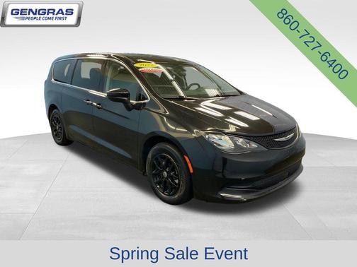 Brilliant Black Crystal Pearlcoat 2022 Chrysler Voyager LX