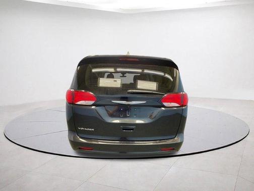 Brilliant Black Crystal Pearlcoat 2022 Chrysler Voyager LX