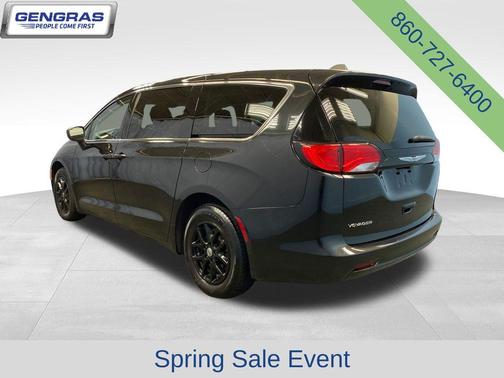 Brilliant Black Crystal Pearlcoat 2022 Chrysler Voyager LX