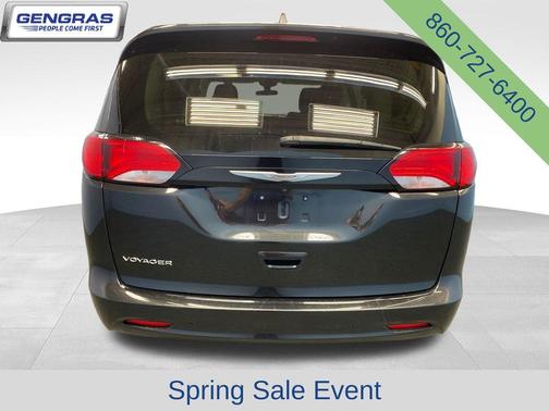 Brilliant Black Crystal Pearlcoat 2022 Chrysler Voyager LX
