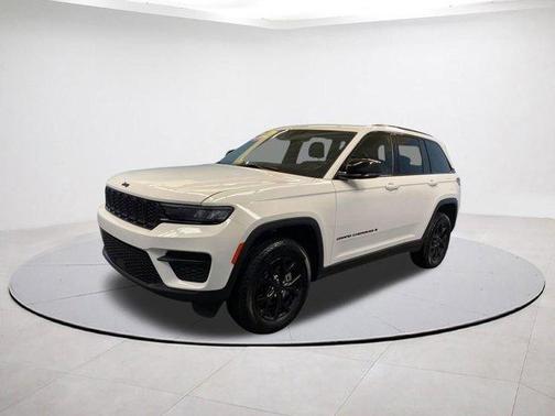 Bright White Clearcoat 2025 Jeep Grand Cherokee Laredo