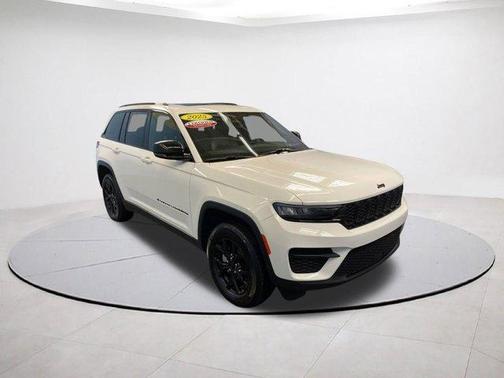 Bright White Clearcoat 2025 Jeep Grand Cherokee Laredo