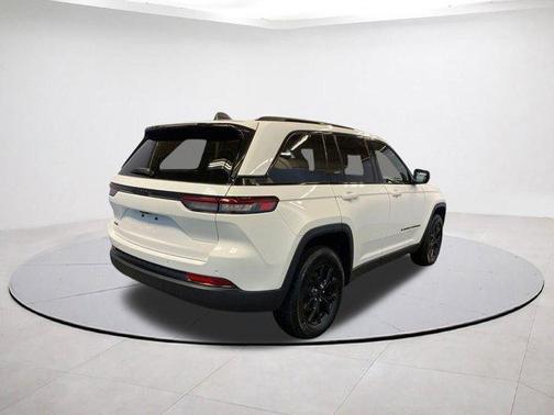 Bright White Clearcoat 2025 Jeep Grand Cherokee Laredo