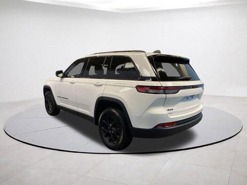 Bright White Clearcoat 2025 Jeep Grand Cherokee Laredo