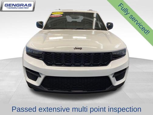 Bright White Clearcoat 2025 Jeep Grand Cherokee Laredo