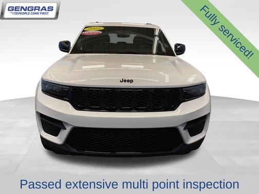 Bright White Clearcoat 2025 Jeep Grand Cherokee Laredo
