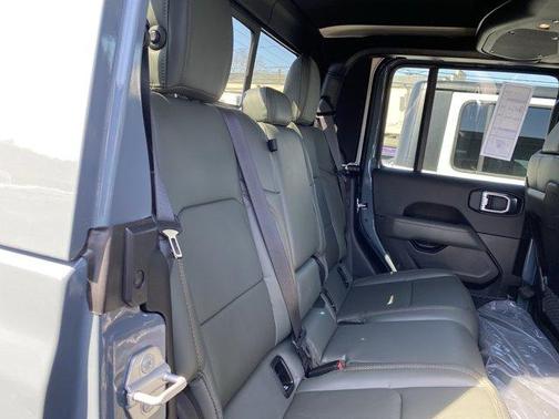 Anvil Clearcoat 2026 Jeep Gladiator Mojave