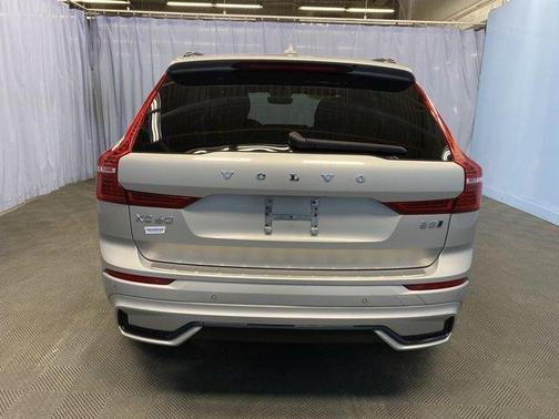 2022 Volvo XC60 B5 R-Design