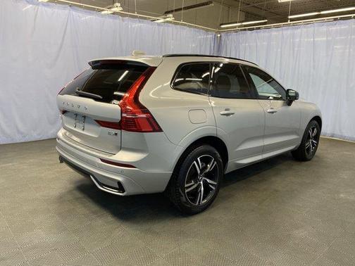 2022 Volvo XC60 B5 R-Design