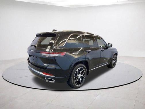 2022 Jeep Grand Cherokee Summit